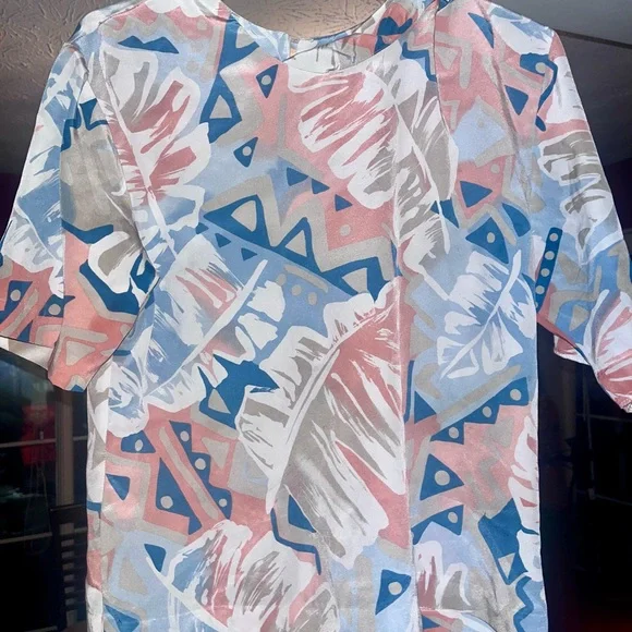 Abstract Patterned Top - Picture 3 of 4